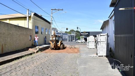 Prefeitura retoma obras de retirada e pavimentação das ruas de paralelepípedo em diversos bairros